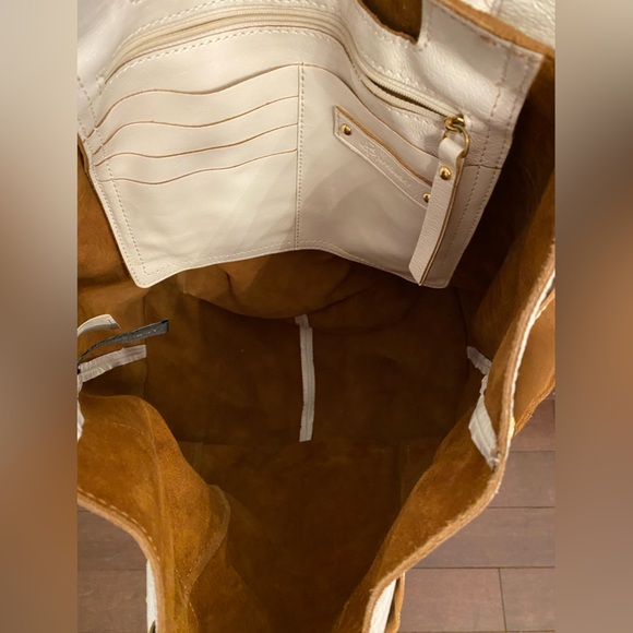 B. MAKOWSKI LARGE WHITE LEATHER AND SUEDE SHOULDER BAG WITH DUAL TOP HANDLES - Picture 6 of 12